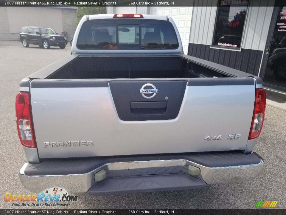2007 Nissan Frontier SE King Cab 4x4 Radiant Silver / Graphite Photo #31