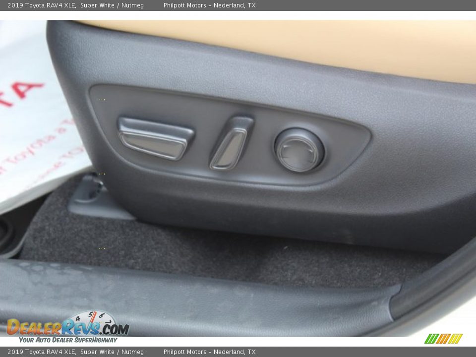 2019 Toyota RAV4 XLE Super White / Nutmeg Photo #10
