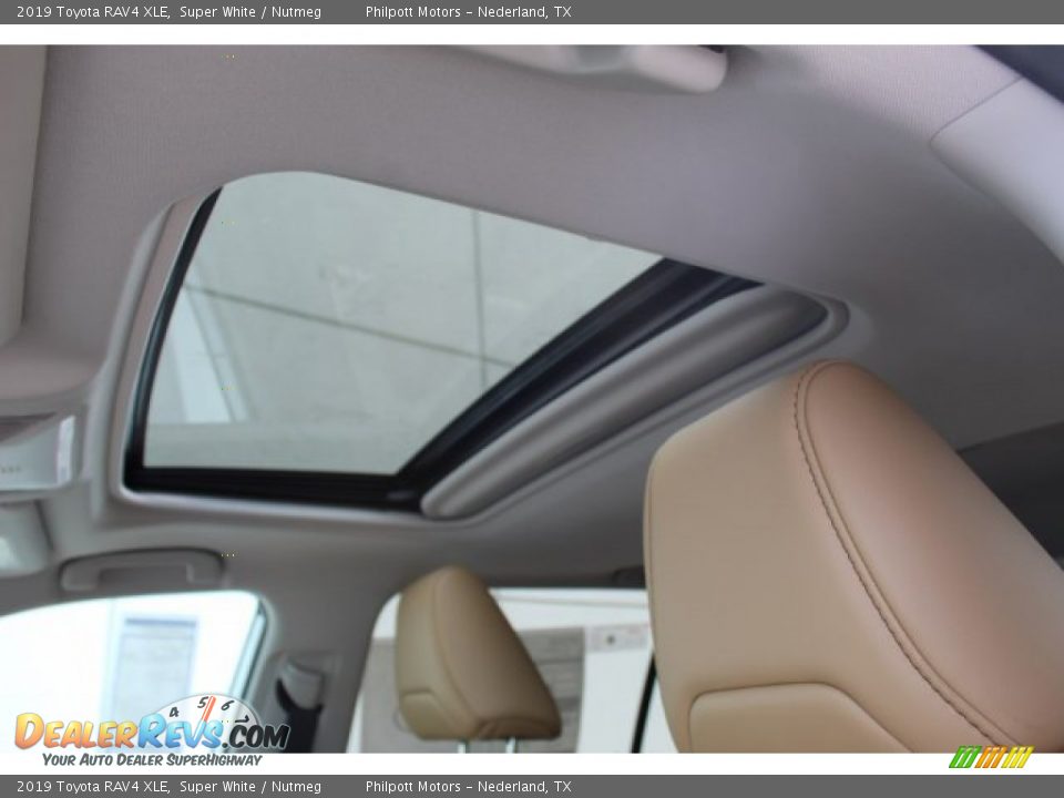 2019 Toyota RAV4 XLE Super White / Nutmeg Photo #25