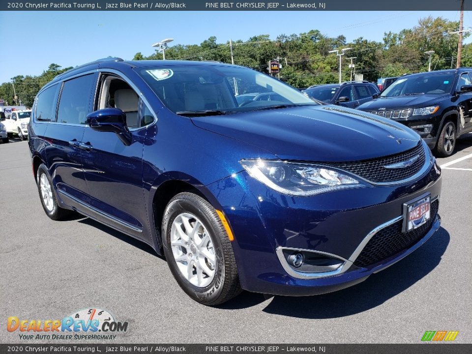 Front 3/4 View of 2020 Chrysler Pacifica Touring L Photo #1