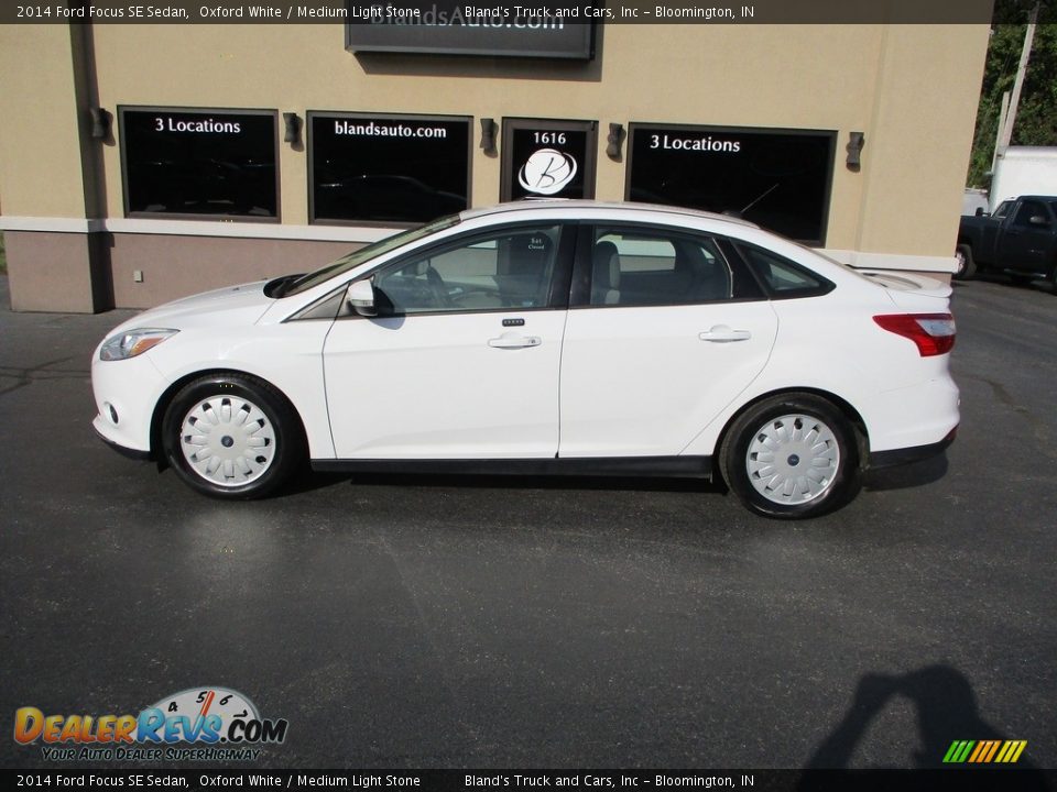 2014 Ford Focus SE Sedan Oxford White / Medium Light Stone Photo #1