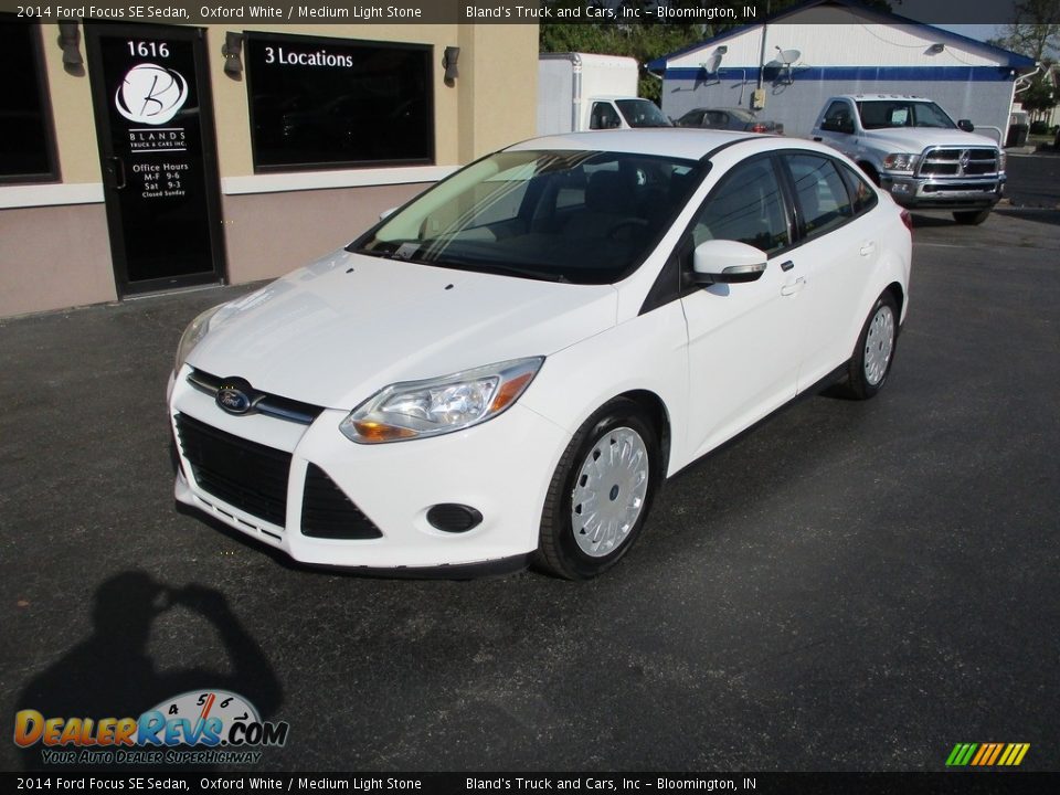 2014 Ford Focus SE Sedan Oxford White / Medium Light Stone Photo #2