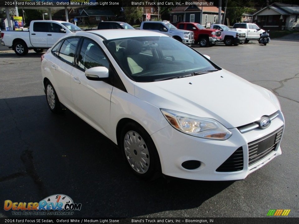 2014 Ford Focus SE Sedan Oxford White / Medium Light Stone Photo #5