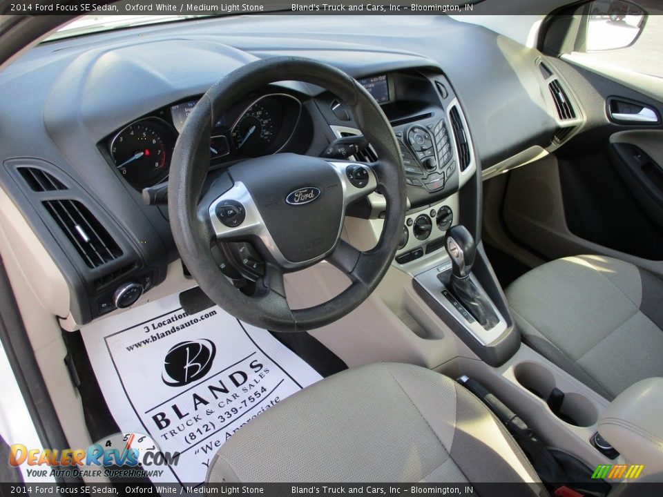 2014 Ford Focus SE Sedan Oxford White / Medium Light Stone Photo #6