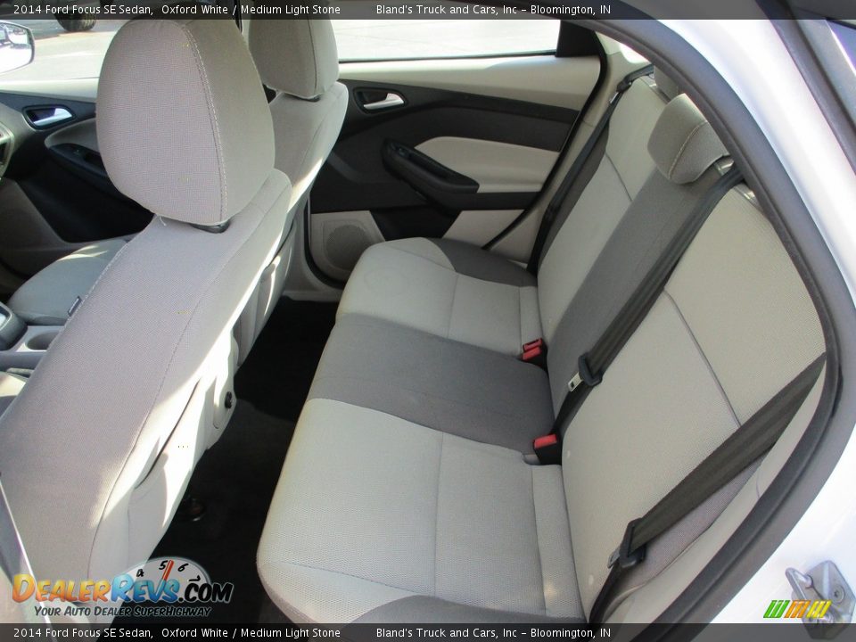 2014 Ford Focus SE Sedan Oxford White / Medium Light Stone Photo #8
