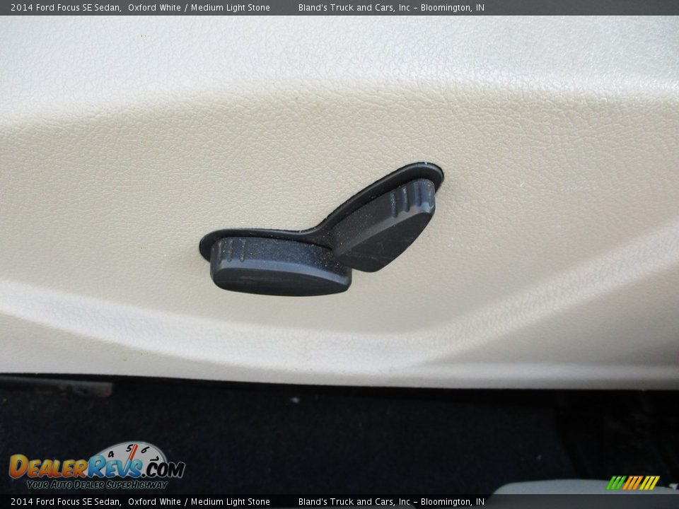 2014 Ford Focus SE Sedan Oxford White / Medium Light Stone Photo #9