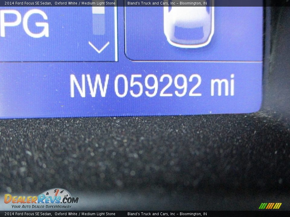2014 Ford Focus SE Sedan Oxford White / Medium Light Stone Photo #13