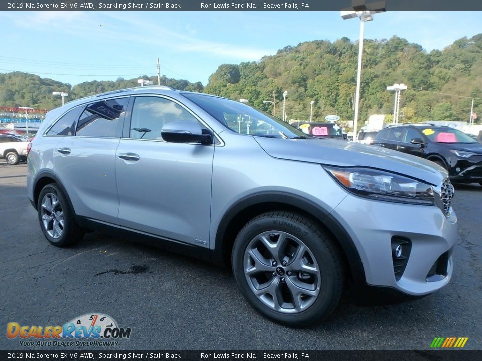 Front 3/4 View of 2019 Kia Sorento EX V6 AWD Photo #9