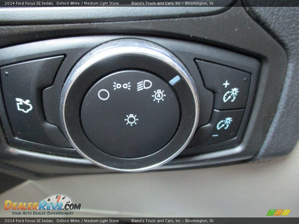 2014 Ford Focus SE Sedan Oxford White / Medium Light Stone Photo #14