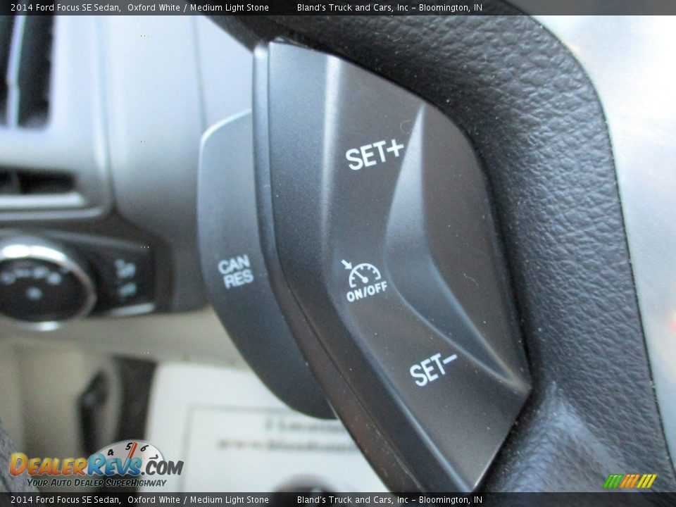 2014 Ford Focus SE Sedan Oxford White / Medium Light Stone Photo #15