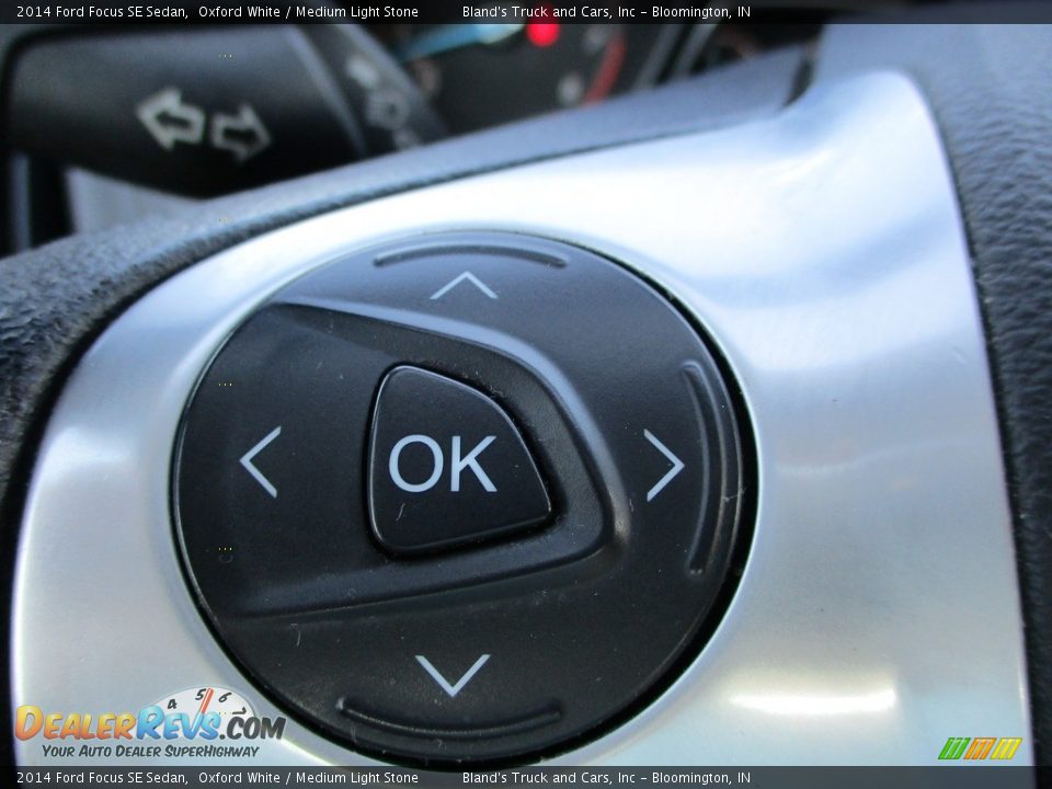 2014 Ford Focus SE Sedan Oxford White / Medium Light Stone Photo #16