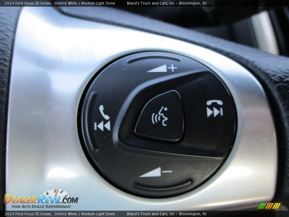 2014 Ford Focus SE Sedan Oxford White / Medium Light Stone Photo #17