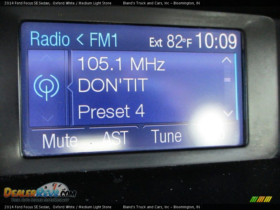 2014 Ford Focus SE Sedan Oxford White / Medium Light Stone Photo #18