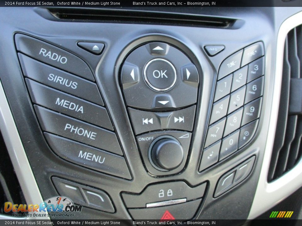 2014 Ford Focus SE Sedan Oxford White / Medium Light Stone Photo #19