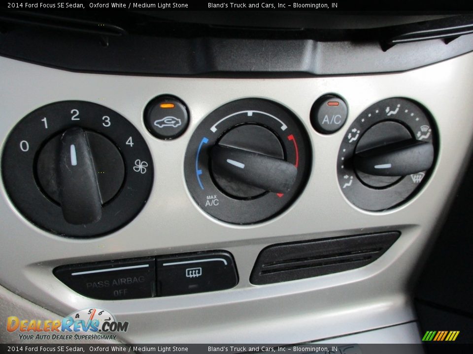 2014 Ford Focus SE Sedan Oxford White / Medium Light Stone Photo #20