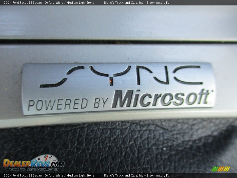2014 Ford Focus SE Sedan Oxford White / Medium Light Stone Photo #21