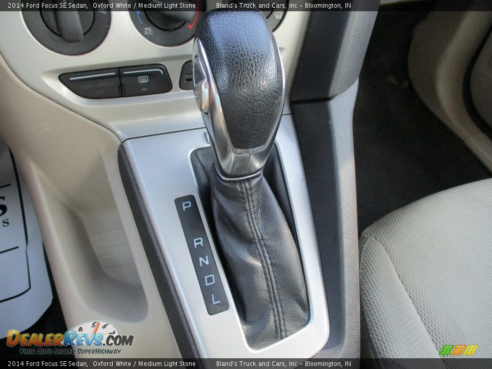 2014 Ford Focus SE Sedan Oxford White / Medium Light Stone Photo #22