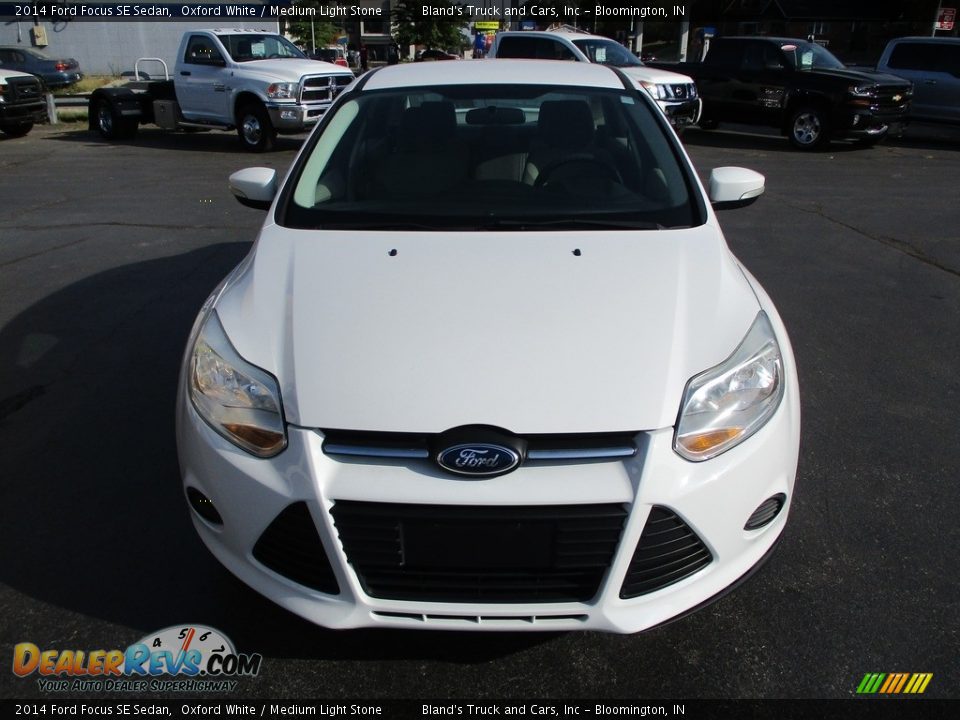 2014 Ford Focus SE Sedan Oxford White / Medium Light Stone Photo #24