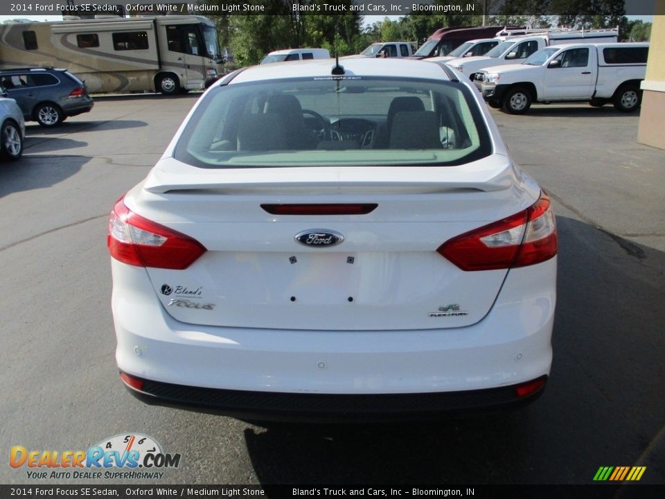 2014 Ford Focus SE Sedan Oxford White / Medium Light Stone Photo #25