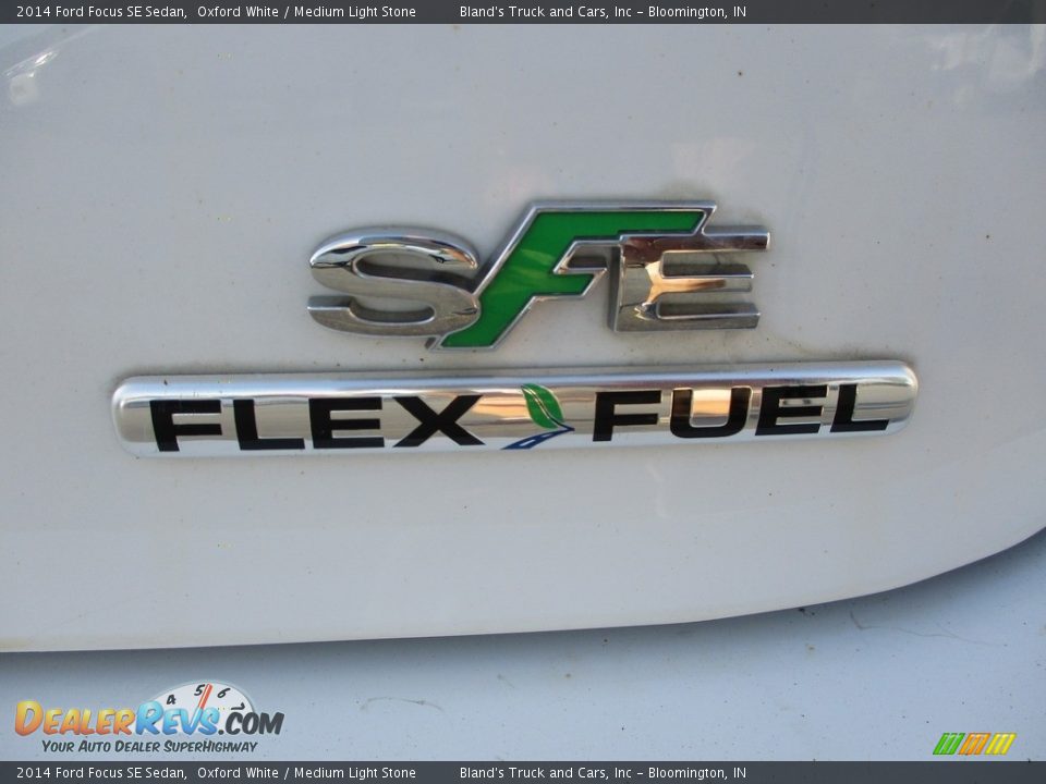 2014 Ford Focus SE Sedan Oxford White / Medium Light Stone Photo #26