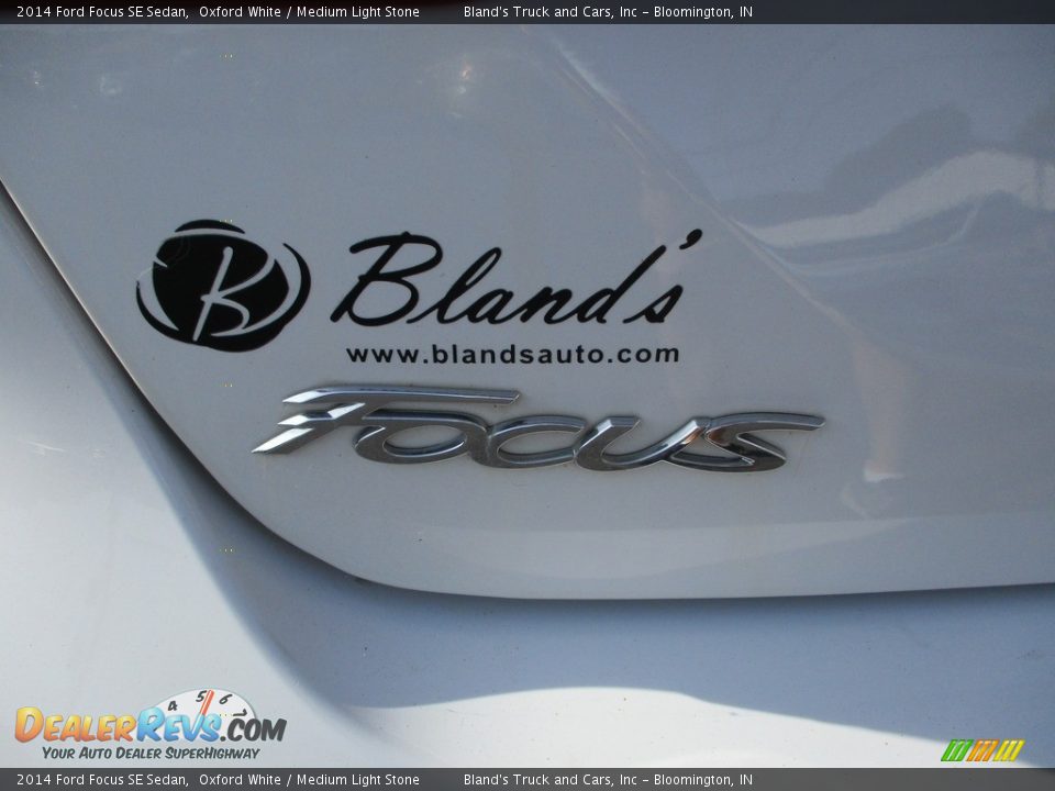 2014 Ford Focus SE Sedan Oxford White / Medium Light Stone Photo #27