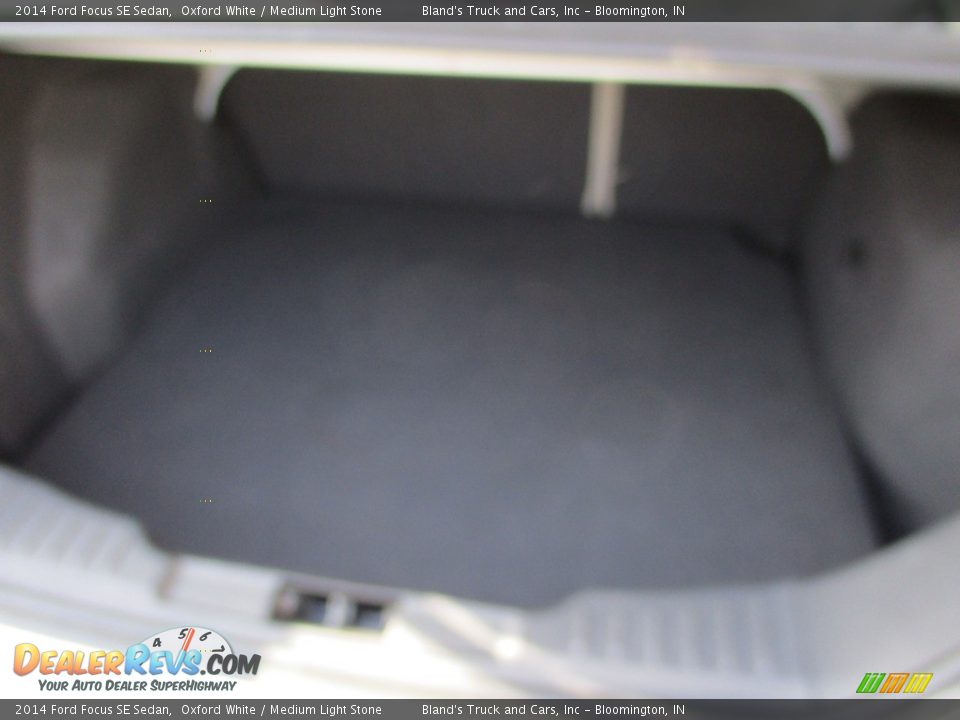 2014 Ford Focus SE Sedan Oxford White / Medium Light Stone Photo #28