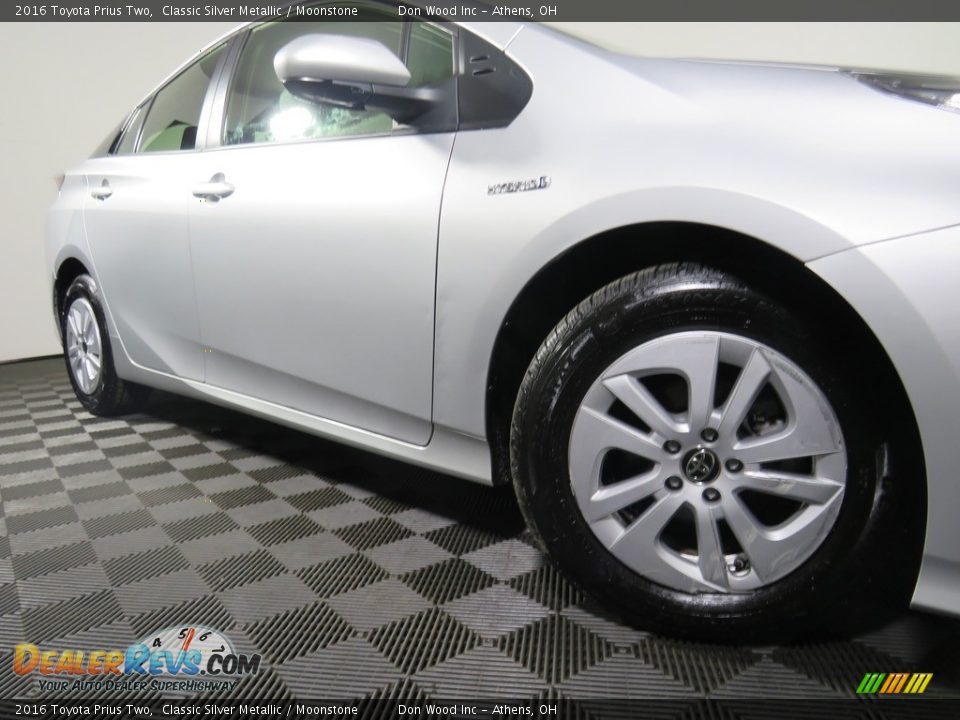 2016 Toyota Prius Two Classic Silver Metallic / Moonstone Photo #4