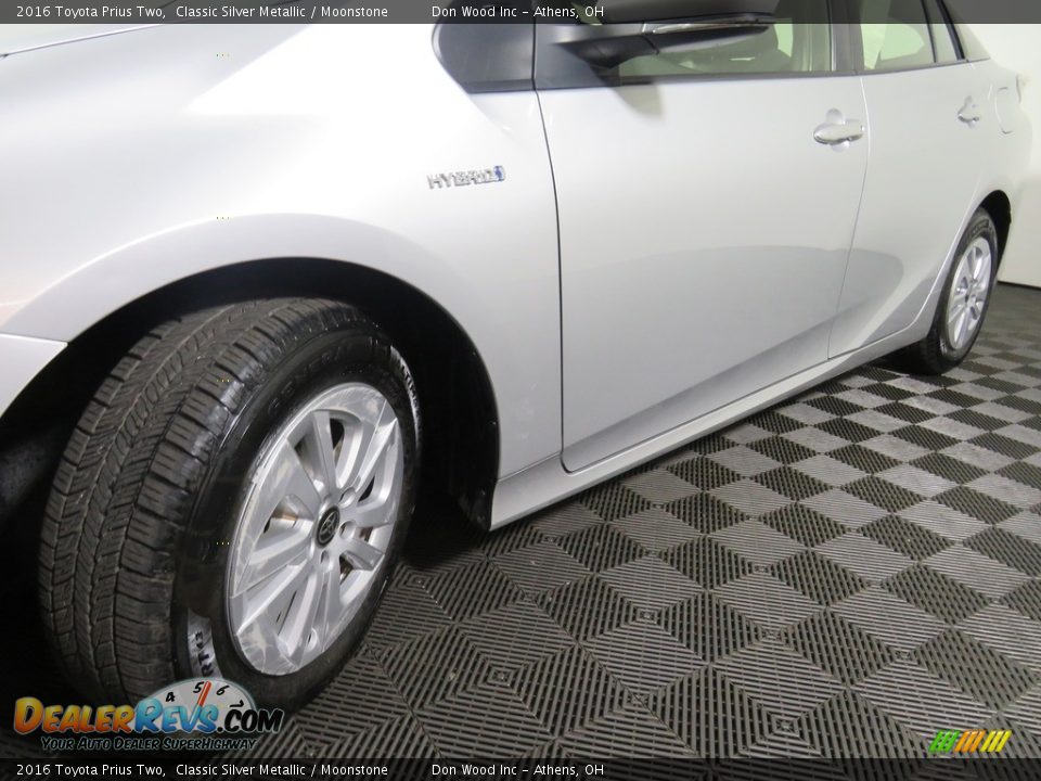 2016 Toyota Prius Two Classic Silver Metallic / Moonstone Photo #9