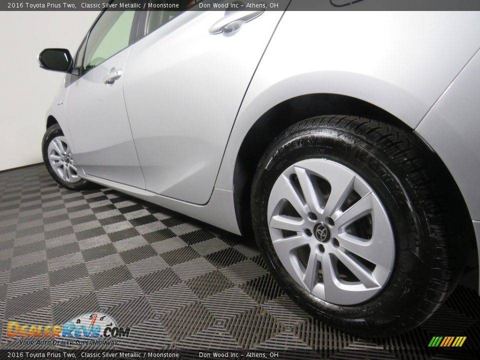 2016 Toyota Prius Two Classic Silver Metallic / Moonstone Photo #10