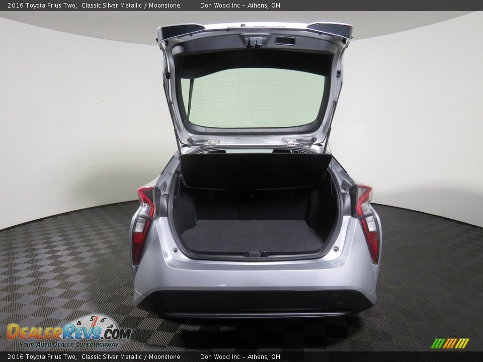 2016 Toyota Prius Two Classic Silver Metallic / Moonstone Photo #12