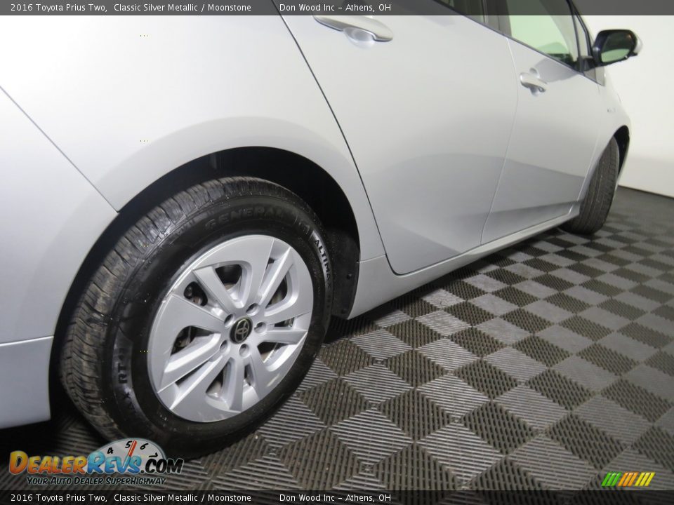 2016 Toyota Prius Two Classic Silver Metallic / Moonstone Photo #15