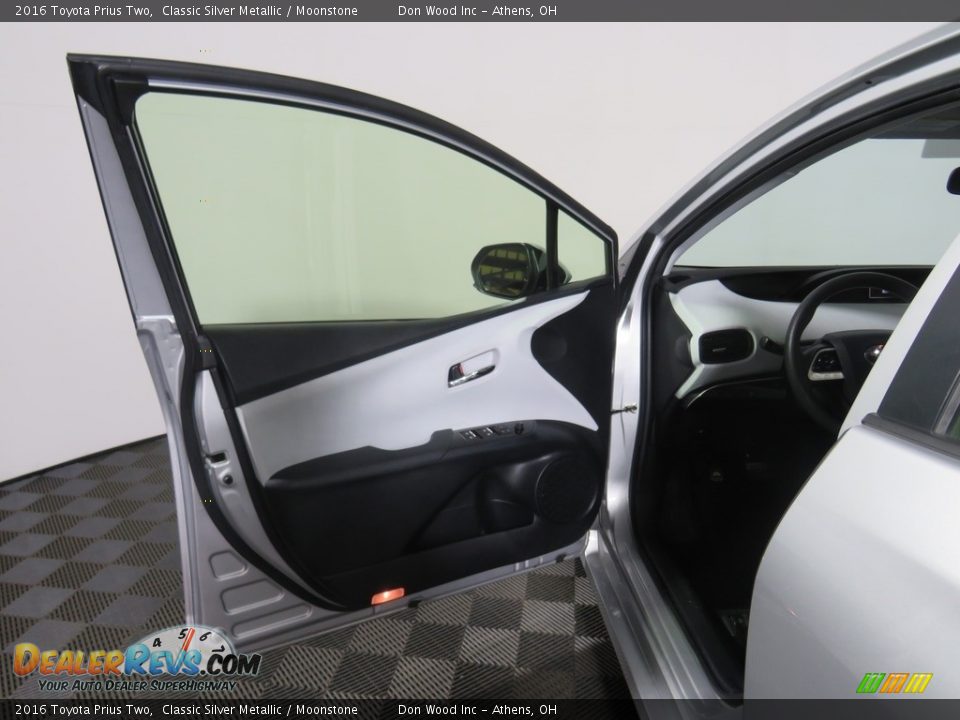 2016 Toyota Prius Two Classic Silver Metallic / Moonstone Photo #28