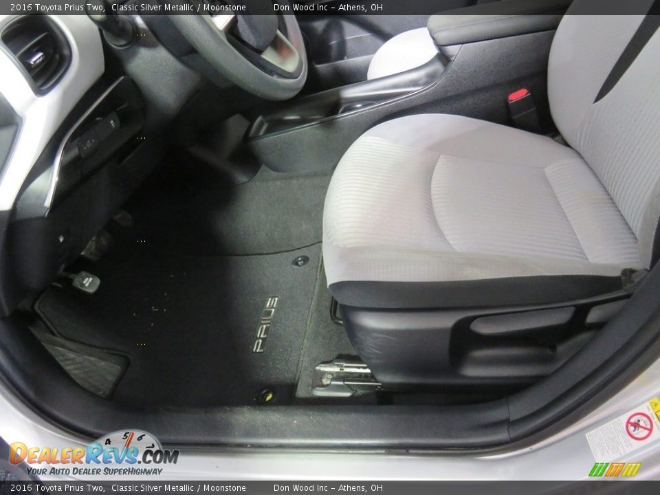 2016 Toyota Prius Two Classic Silver Metallic / Moonstone Photo #29