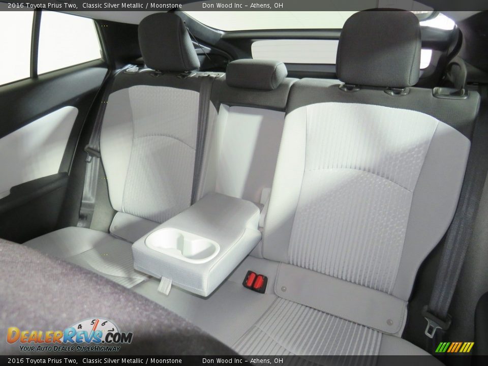 2016 Toyota Prius Two Classic Silver Metallic / Moonstone Photo #31