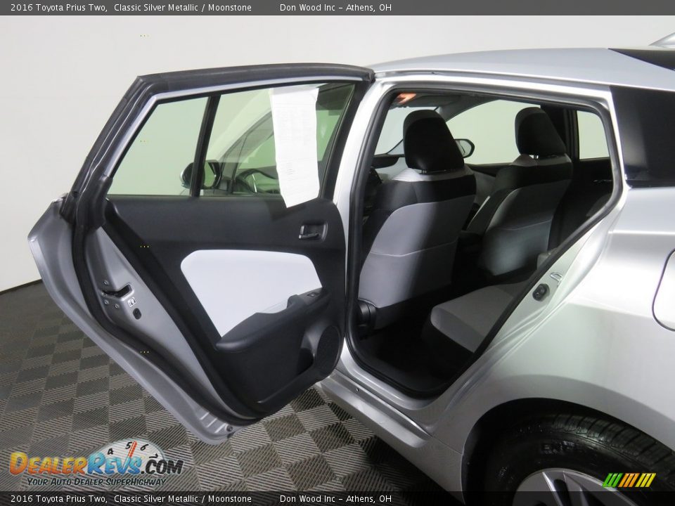 2016 Toyota Prius Two Classic Silver Metallic / Moonstone Photo #32