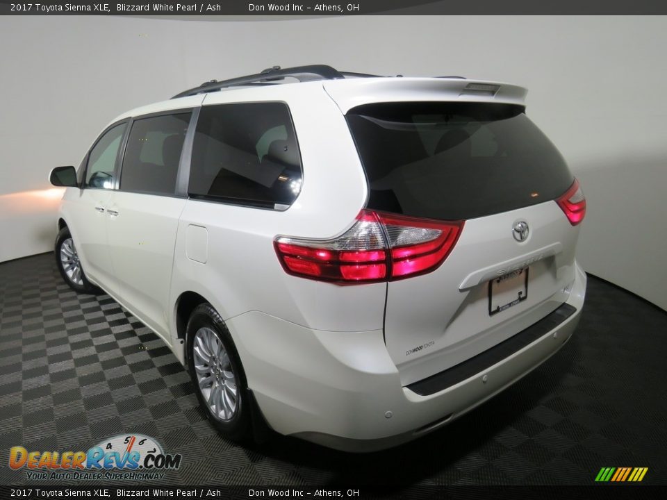 2017 Toyota Sienna XLE Blizzard White Pearl / Ash Photo #14