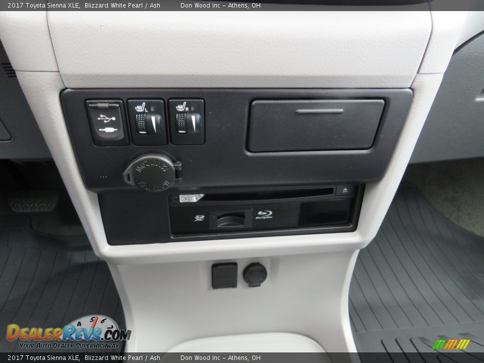 2017 Toyota Sienna XLE Blizzard White Pearl / Ash Photo #32