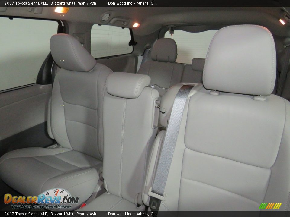 2017 Toyota Sienna XLE Blizzard White Pearl / Ash Photo #36