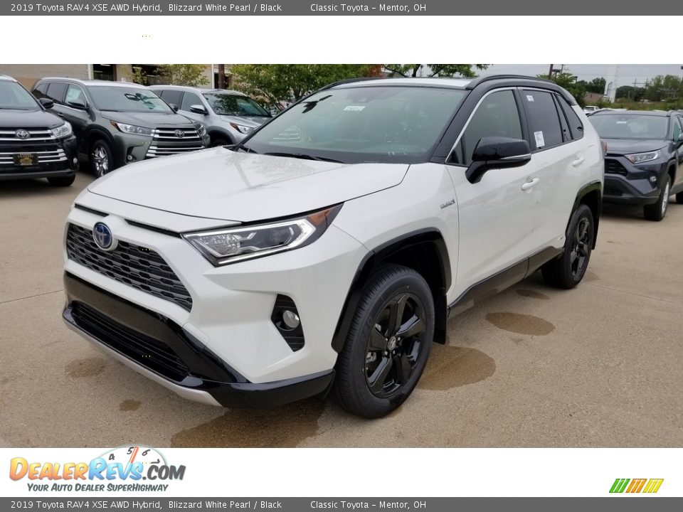 Front 3/4 View of 2019 Toyota RAV4 XSE AWD Hybrid Photo #1