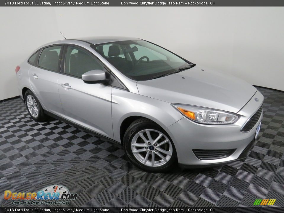 2018 Ford Focus SE Sedan Ingot Silver / Medium Light Stone Photo #3