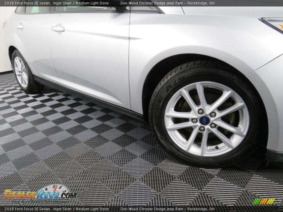 2018 Ford Focus SE Sedan Ingot Silver / Medium Light Stone Photo #4