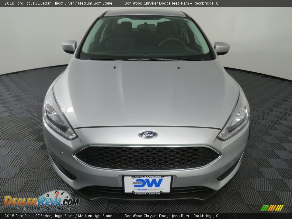 2018 Ford Focus SE Sedan Ingot Silver / Medium Light Stone Photo #5
