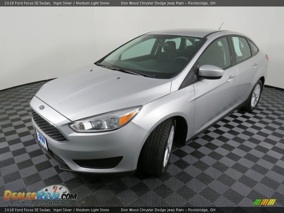 2018 Ford Focus SE Sedan Ingot Silver / Medium Light Stone Photo #8