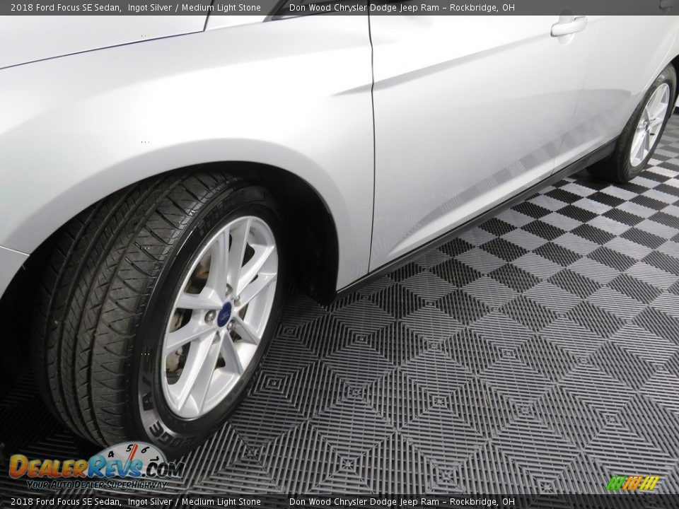 2018 Ford Focus SE Sedan Ingot Silver / Medium Light Stone Photo #9
