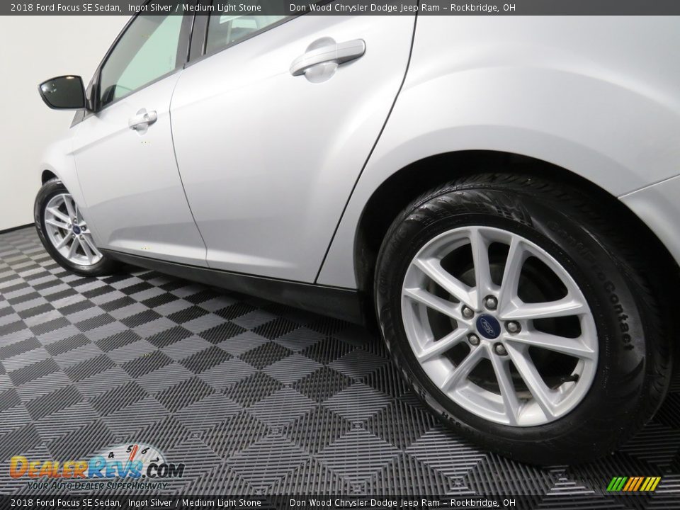 2018 Ford Focus SE Sedan Ingot Silver / Medium Light Stone Photo #10