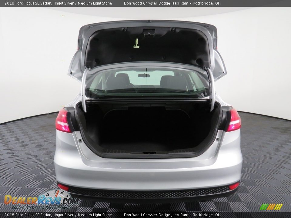 2018 Ford Focus SE Sedan Ingot Silver / Medium Light Stone Photo #13