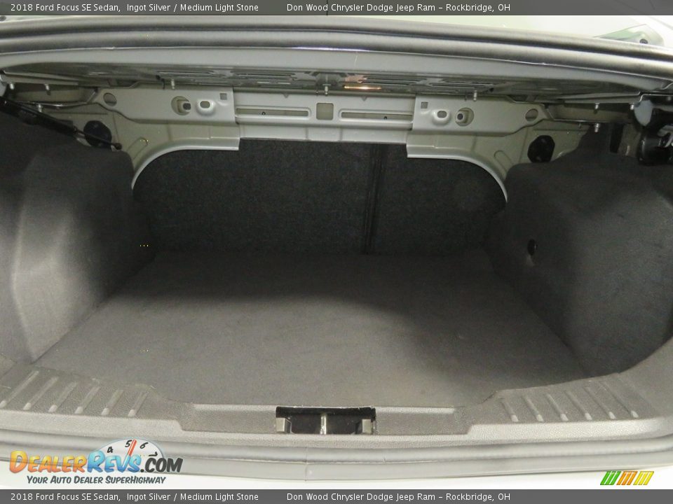 2018 Ford Focus SE Sedan Ingot Silver / Medium Light Stone Photo #14