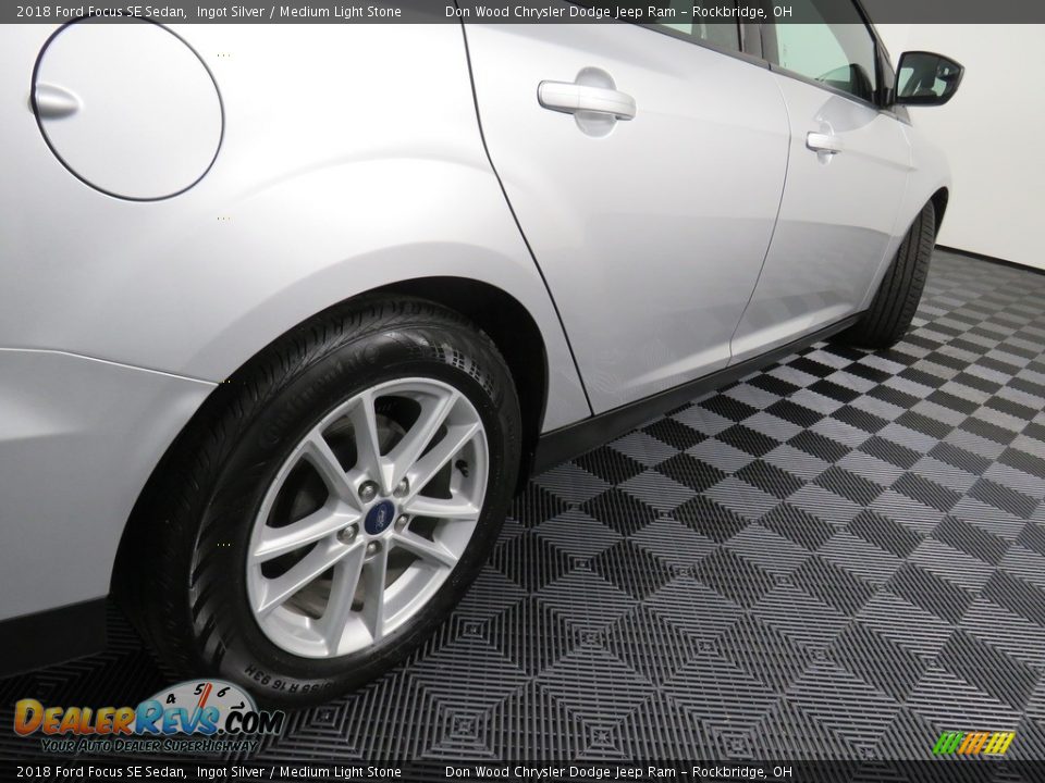 2018 Ford Focus SE Sedan Ingot Silver / Medium Light Stone Photo #16