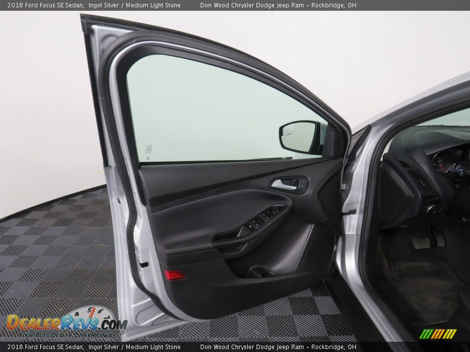 2018 Ford Focus SE Sedan Ingot Silver / Medium Light Stone Photo #17