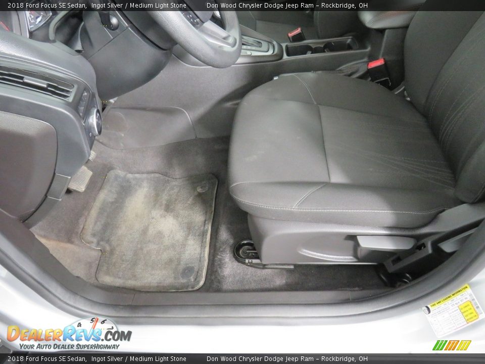 2018 Ford Focus SE Sedan Ingot Silver / Medium Light Stone Photo #19